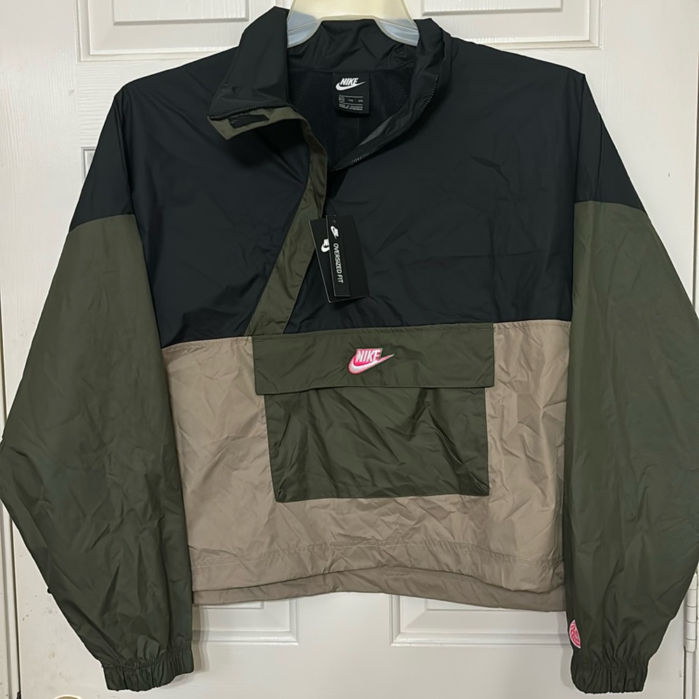 Nike Women’s Oversized Fit Woven Anorak Sportswear Windbreaker Clash Green